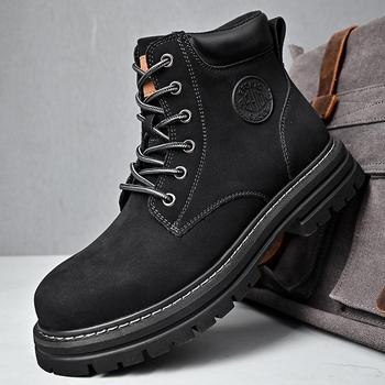 Vīriešu Martin zābaki no īstas liellādas ādas, bieza gumijas zole, plīša iekšējā odere, vidēja augstuma papēdis 3–5 cm, apaļa purngala