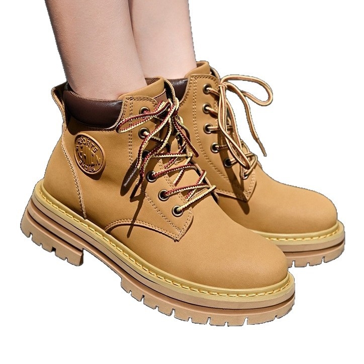 Vīriešu Martin zābaki no īstas liellādas ādas, bieza gumijas zole, plīša iekšējā odere, vidēja augstuma papēdis 3–5 cm, apaļa purngala