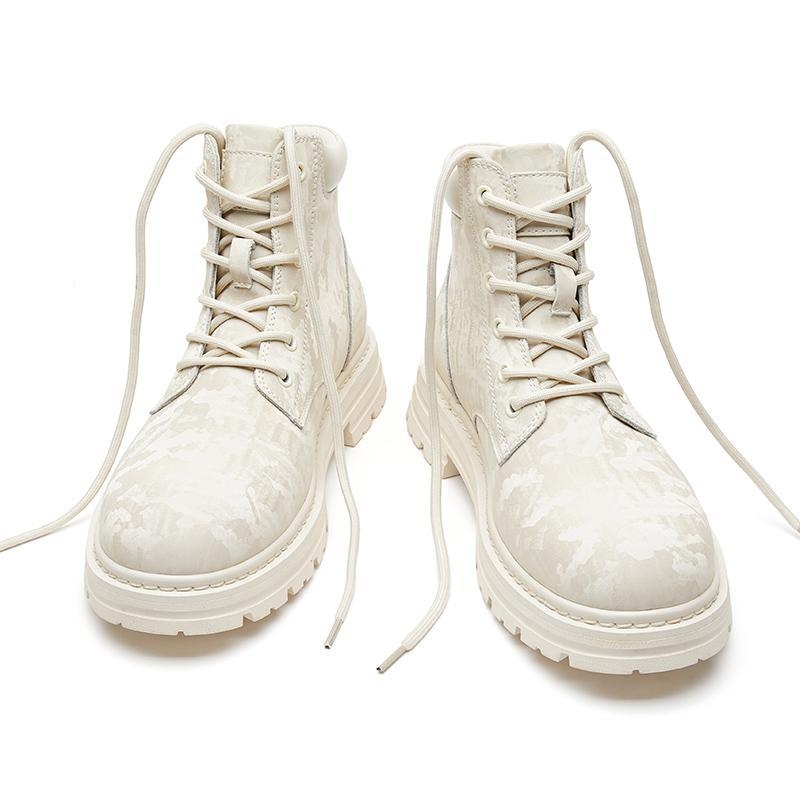 Vīriešu Martin zābaki no īstas liellādas ādas, bieza gumijas zole, plīša iekšējā odere, vidēja augstuma papēdis 3–5 cm, apaļa purngala