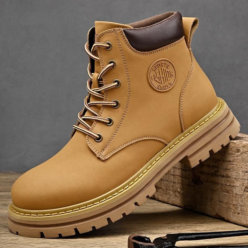 Vīriešu Martin zābaki no īstas liellādas ādas, bieza gumijas zole, plīša iekšējā odere, vidēja augstuma papēdis 3–5 cm, apaļa purngala