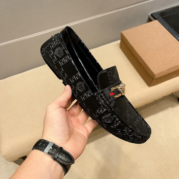 Vīriešu ādas loaferi – augšējā daļa no govs ādas, mīksta gumijas zole, zems papēdis 1–3 cm, elpojošas vasaras kurpes