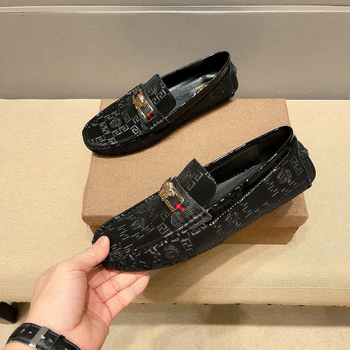 Vīriešu ādas loaferi – augšējā daļa no govs ādas, mīksta gumijas zole, zems papēdis 1–3 cm, elpojošas vasaras kurpes