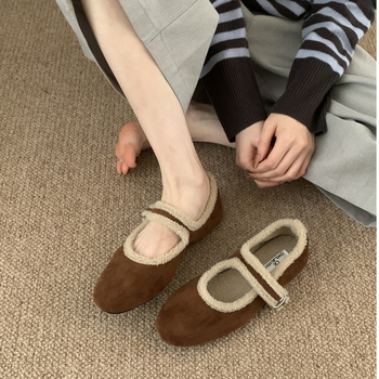 Moterų Mary Jane bateliai su dirželiu, apvali nosis, velūro viršus, pūkuota įdaila, guminis padas, žemas plokščias kulnas — Korėjos stilius, rudens-žiema.