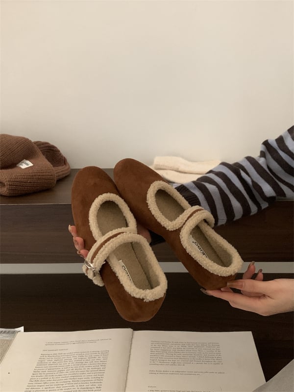 Moterų Mary Jane bateliai su dirželiu, apvali nosis, velūro viršus, pūkuota įdaila, guminis padas, žemas plokščias kulnas — Korėjos stilius, rudens-žiema.