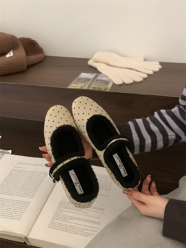 Moterų Mary Jane bateliai su dirželiu, apvali nosis, velūro viršus, pūkuota įdaila, guminis padas, žemas plokščias kulnas — Korėjos stilius, rudens-žiema.