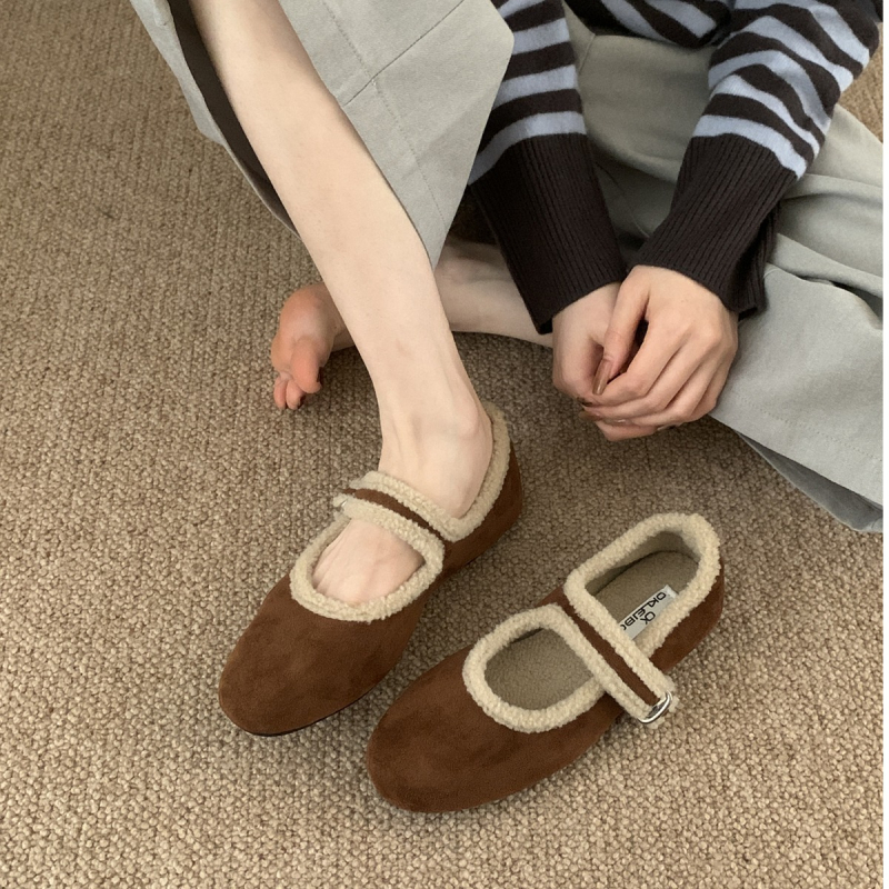 Moterų Mary Jane bateliai su dirželiu, apvali nosis, velūro viršus, pūkuota įdaila, guminis padas, žemas plokščias kulnas — Korėjos stilius, rudens-žiema.