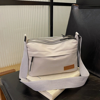 Crossbody torba, mali kvadratni dizajn, poliester materijal, poliester podstava, zatvaranje na zip, laminirani unutarnji džep, pogodno za slobodno vrijeme