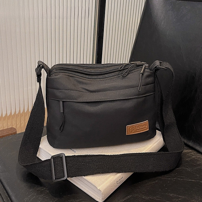 Crossbody torba, mali kvadratni dizajn, poliester materijal, poliester podstava, zatvaranje na zip, laminirani unutarnji džep, pogodno za slobodno vrijeme