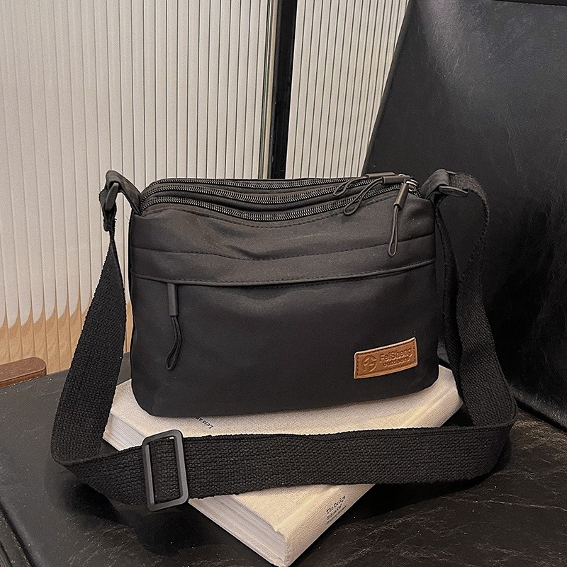 Crossbody torba, mali kvadratni dizajn, poliester materijal, poliester podstava, zatvaranje na zip, laminirani unutarnji džep, pogodno za slobodno vrijeme