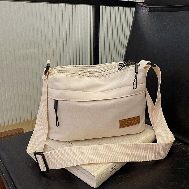 Crossbody torba, mali kvadratni dizajn, poliester materijal, poliester podstava, zatvaranje na zip, laminirani unutarnji džep, pogodno za slobodno vrijeme