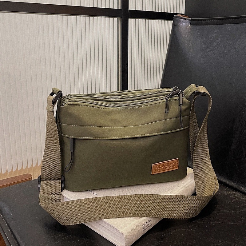 Crossbody torba, mali kvadratni dizajn, poliester materijal, poliester podstava, zatvaranje na zip, laminirani unutarnji džep, pogodno za slobodno vrijeme