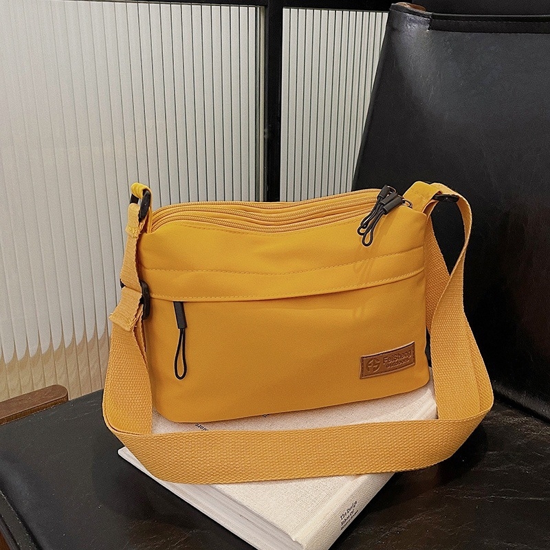 Crossbody torba, mali kvadratni dizajn, poliester materijal, poliester podstava, zatvaranje na zip, laminirani unutarnji džep, pogodno za slobodno vrijeme