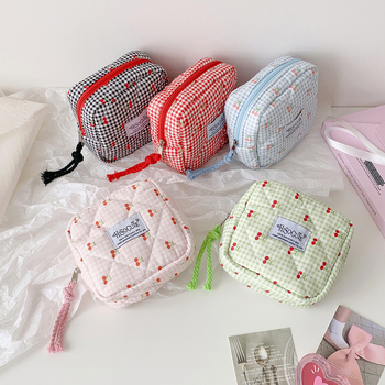 Козметична чанта, тапицирана квадратна, памучна с клетъчен принт, цип за затваряне, подплата от полиестер, подходяща за ежедневна употреба.