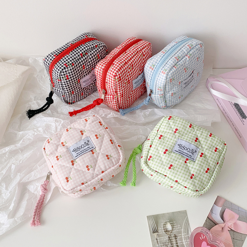 Козметична чанта, тапицирана квадратна, памучна с клетъчен принт, цип за затваряне, подплата от полиестер, подходяща за ежедневна употреба.