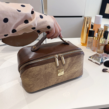 PU bőrből készült kozmetikai táska patchwork mintával és fém címkével, Liren makeup márkától; betűs motívum; kopásálló, uniszex tároló tok PU béléssel.