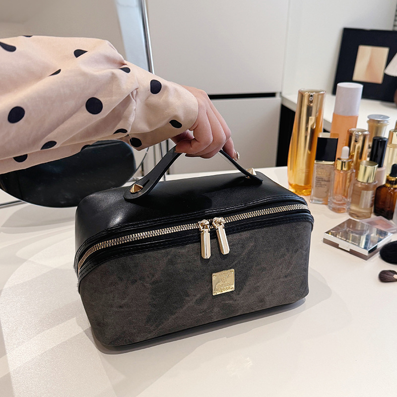 PU bőrből készült kozmetikai táska patchwork mintával és fém címkével, Liren makeup márkától; betűs motívum; kopásálló, uniszex tároló tok PU béléssel.