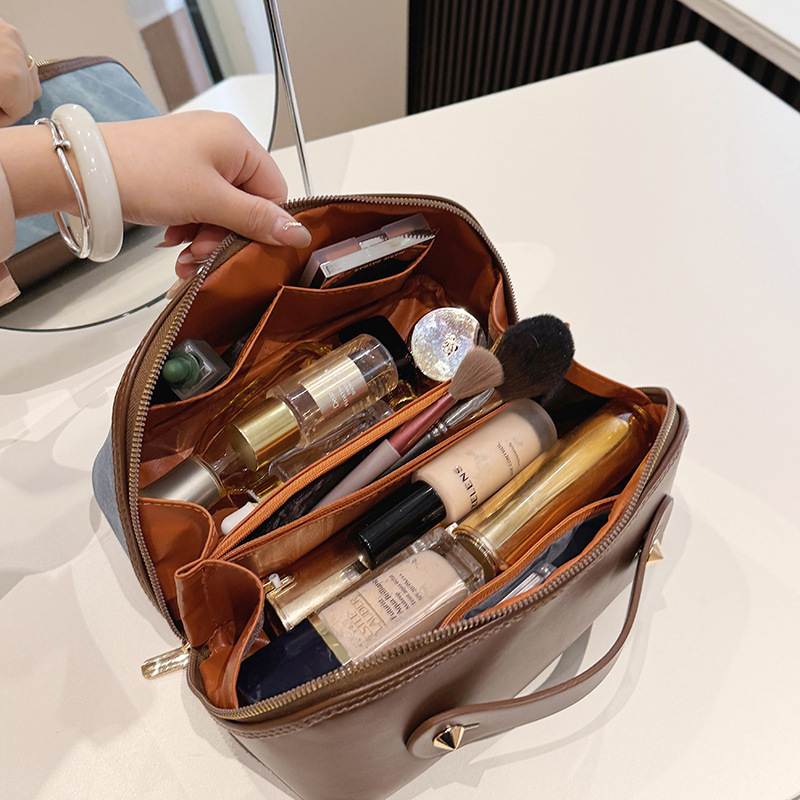PU bőrből készült kozmetikai táska patchwork mintával és fém címkével, Liren makeup márkától; betűs motívum; kopásálló, uniszex tároló tok PU béléssel.