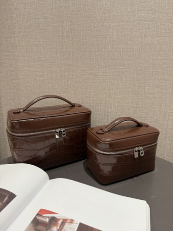 Кутиеобразна чанта от първокласна телешка кожа с крокодилски модел, подплата от плат, цип, водоустойчива, преносима