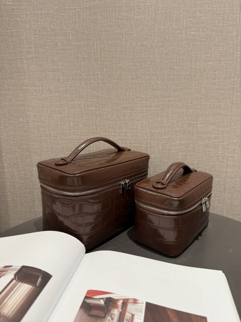 Кутиеобразна чанта от първокласна телешка кожа с крокодилски модел, подплата от плат, цип, водоустойчива, преносима