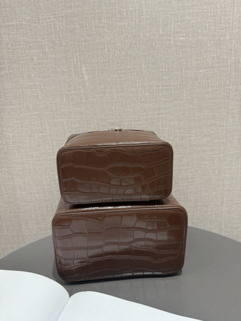 Кутиеобразна чанта от първокласна телешка кожа с крокодилски модел, подплата от плат, цип, водоустойчива, преносима