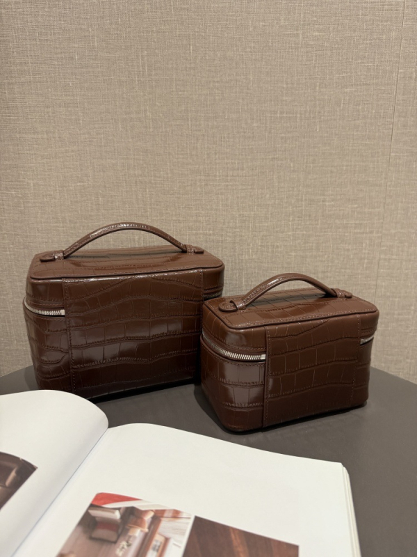 Кутиеобразна чанта от първокласна телешка кожа с крокодилски модел, подплата от плат, цип, водоустойчива, преносима