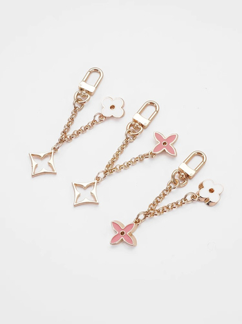 Plecu siksna ar pagarināšanas ķēdi LV Three-in-One Mahjong somai, metāla materiāls, četrziedu dekoratīvā ķēde, zīmols Famous Ancient Hui, pavasaris 2023