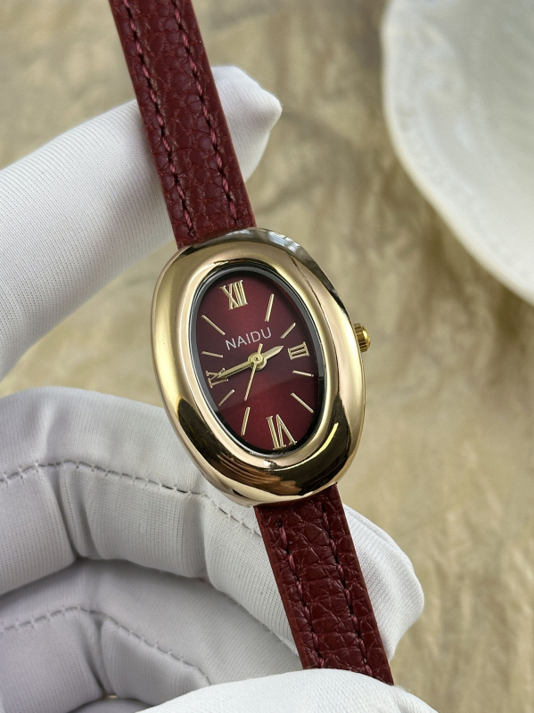 Ženski kvarcni sat, okrugli brojčanik, kućište od legure, krunica u obliku luka, analogni prikaz