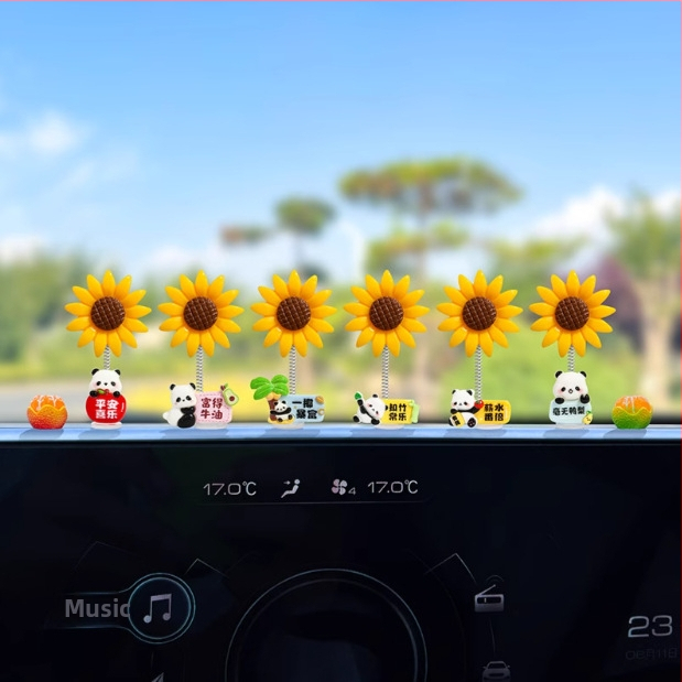 Auto iekšējā dekora priekšmets ar ļoti mīļu panda un sunflower; arī piemērots kā biroja dekors; ideāla dāvana kāzām, dzimšanas dienām, svētkiem, pārcelšanai un apbalvojumiem.