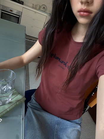 Ženski T-shirt s tiskom slova, pamuk–mješavina, okrugli vrat, kratki rukav, široki kroj, jesen 2025