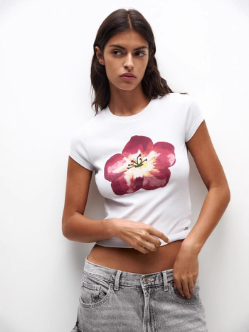 Majica s cvjetnim printom, poliester tkanina, slim fit, okrugli izrez, kratki rukavi (cvjetni print, poliester tkanina, slim fit, okrugli izrez, kratki rukavi)