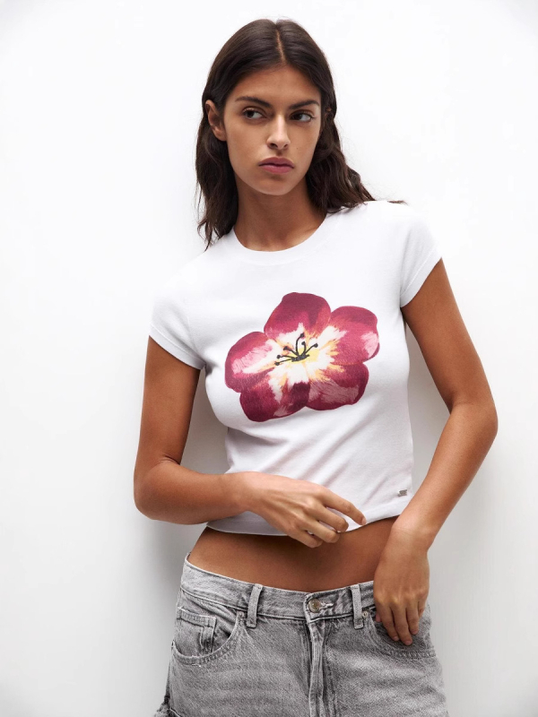 Majica s cvjetnim printom, poliester tkanina, slim fit, okrugli izrez, kratki rukavi (cvjetni print, poliester tkanina, slim fit, okrugli izrez, kratki rukavi)