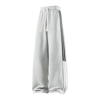 Pamutból készült fleece-belelt sportnadrág egyenes szabású, csíkos mintázat, középmagas derék, öv és fűzőzárás