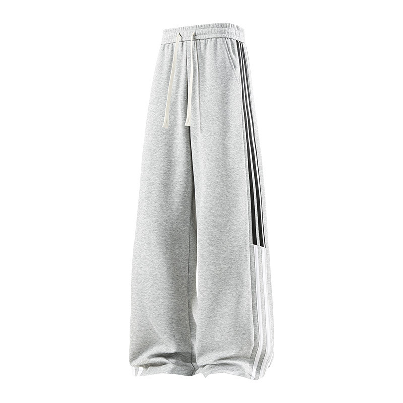 Pamutból készült fleece-belelt sportnadrág egyenes szabású, csíkos mintázat, középmagas derék, öv és fűzőzárás