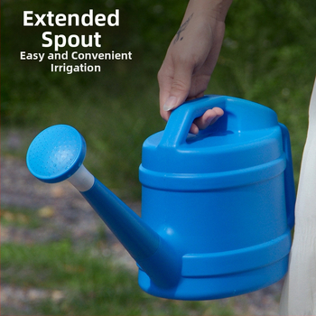 Plastmasas laistīšanas kanna ar garu izplūdumu