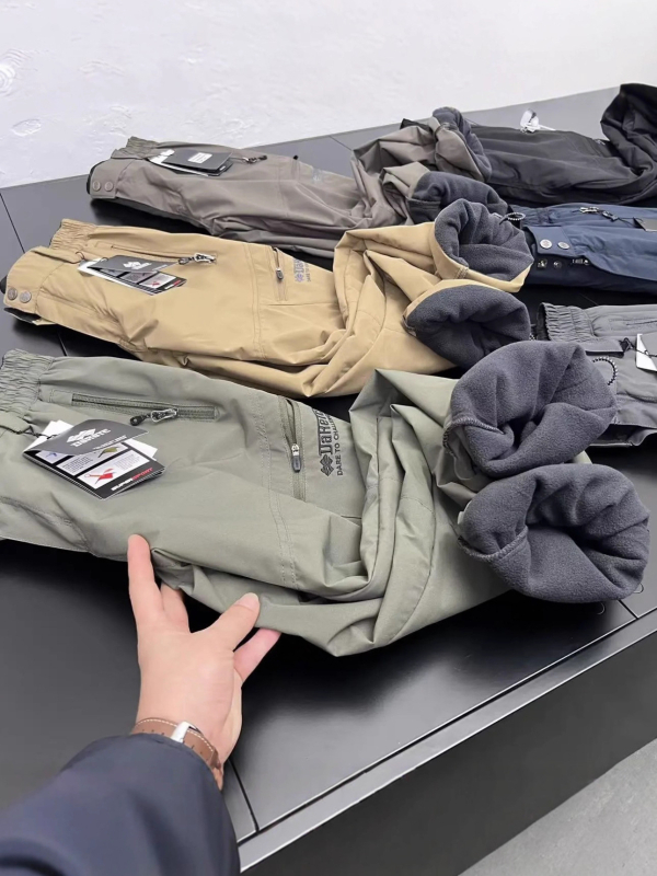 Ανδρικά παντελόνια softshell με επένδυση φλίς, ανθεκτικά στον άνεμο και στο νερό, ρυθμιζόμενο τελείωμα, για υπαίθριες δραστηριότητες και casual, με μέση από μεσαία έως υψηλή και πολλές τσέπες