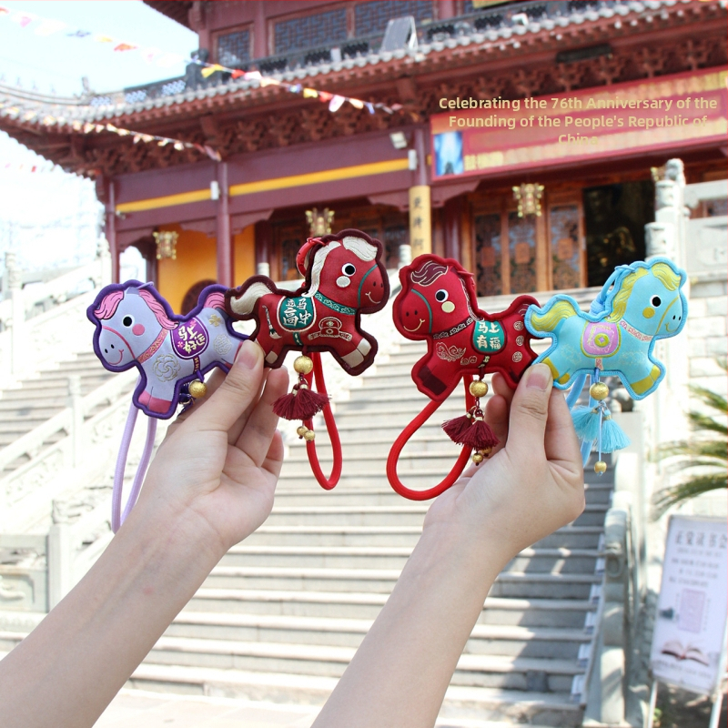 Arvoka aasta tikitud kotike - kaasaskantav ripats võtmehoidja, etniline stiil (Bränd: Qingman; Stiil: Etniline; Töötlus: pool- käsitsi, pool-mehaaniline; Materjal: Muu).