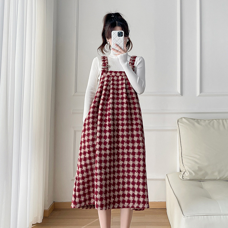 Grūtnieču kleita ar siksniņām un džemperu komplektu — rūtaini patchwork svārki, stāvais apkakle, garas piedurknes, vilnas audums ar <30% kokvilnas, pavasaris 2023