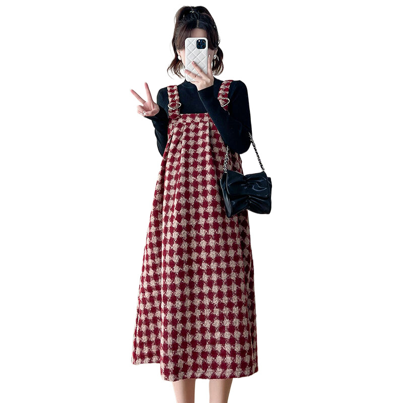 Grūtnieču kleita ar siksniņām un džemperu komplektu — rūtaini patchwork svārki, stāvais apkakle, garas piedurknes, vilnas audums ar <30% kokvilnas, pavasaris 2023