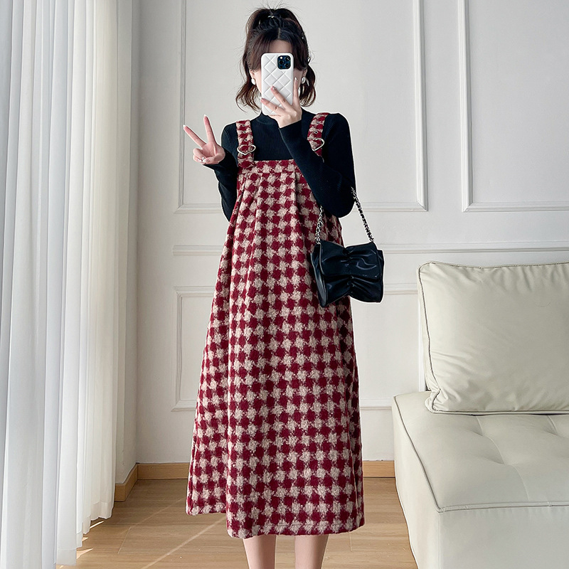 Grūtnieču kleita ar siksniņām un džemperu komplektu — rūtaini patchwork svārki, stāvais apkakle, garas piedurknes, vilnas audums ar <30% kokvilnas, pavasaris 2023