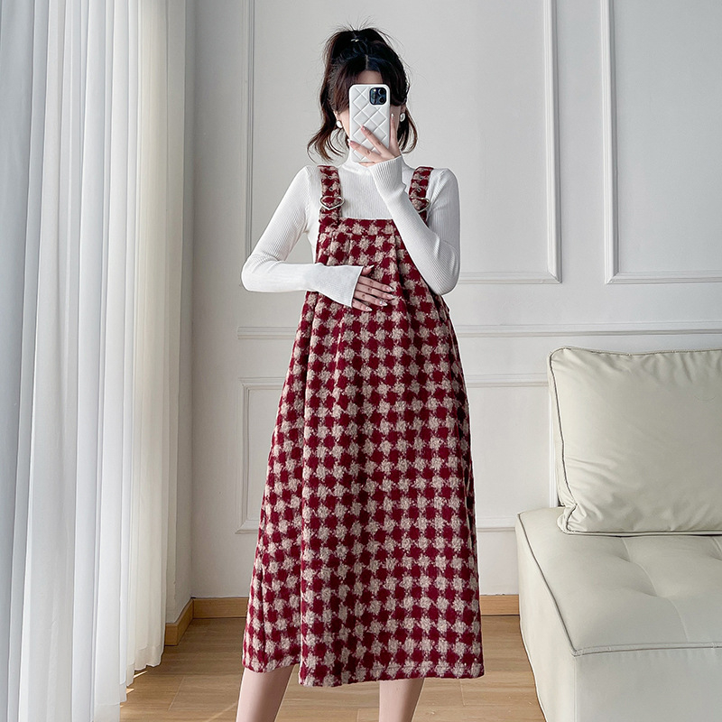 Grūtnieču kleita ar siksniņām un džemperu komplektu — rūtaini patchwork svārki, stāvais apkakle, garas piedurknes, vilnas audums ar <30% kokvilnas, pavasaris 2023