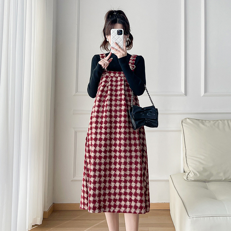 Grūtnieču kleita ar siksniņām un džemperu komplektu — rūtaini patchwork svārki, stāvais apkakle, garas piedurknes, vilnas audums ar <30% kokvilnas, pavasaris 2023