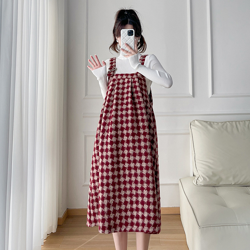 Grūtnieču kleita ar siksniņām un džemperu komplektu — rūtaini patchwork svārki, stāvais apkakle, garas piedurknes, vilnas audums ar <30% kokvilnas, pavasaris 2023