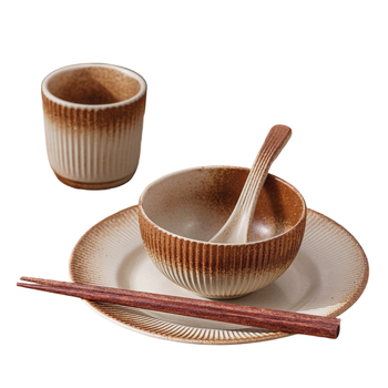 Keramikas trauku komplekts vienai personai, retro japāņu stilā, zem glazūras krāsa, svītras un neregulāri raksti, iekļauj šķīvjus, bļodas, ēdiena kociņus un karotes