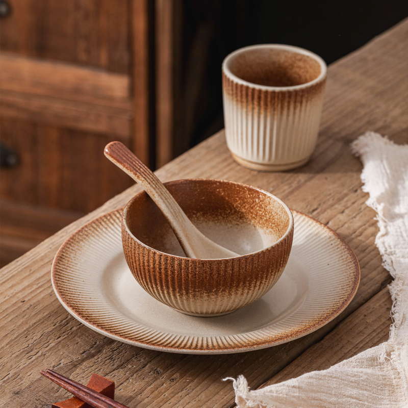 Keramikas trauku komplekts vienai personai, retro japāņu stilā, zem glazūras krāsa, svītras un neregulāri raksti, iekļauj šķīvjus, bļodas, ēdiena kociņus un karotes