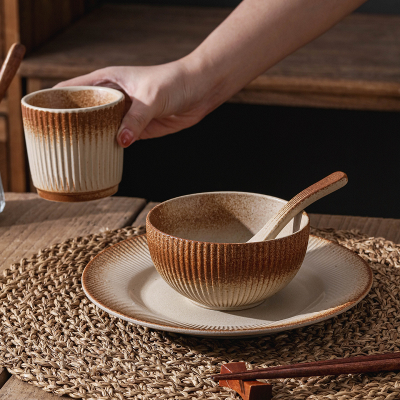 Keramikas trauku komplekts vienai personai, retro japāņu stilā, zem glazūras krāsa, svītras un neregulāri raksti, iekļauj šķīvjus, bļodas, ēdiena kociņus un karotes