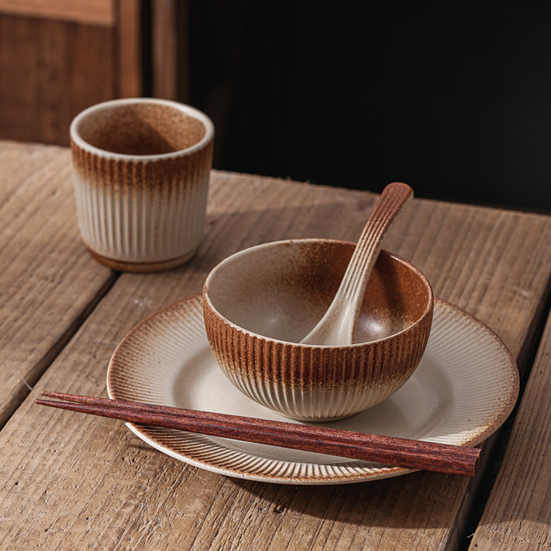 Keramikas trauku komplekts vienai personai, retro japāņu stilā, zem glazūras krāsa, svītras un neregulāri raksti, iekļauj šķīvjus, bļodas, ēdiena kociņus un karotes