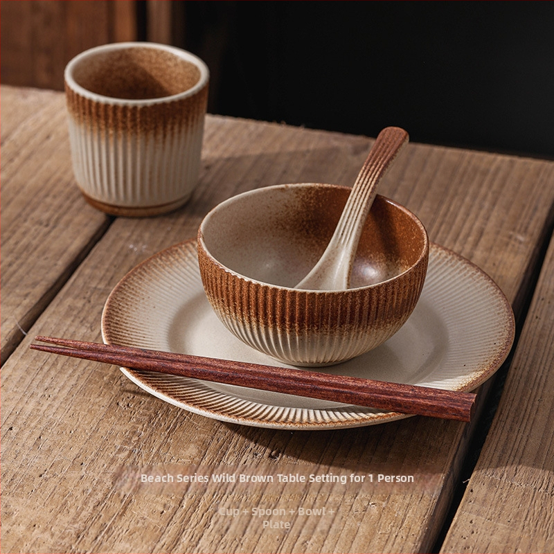 Keramikas trauku komplekts vienai personai, retro japāņu stilā, zem glazūras krāsa, svītras un neregulāri raksti, iekļauj šķīvjus, bļodas, ēdiena kociņus un karotes