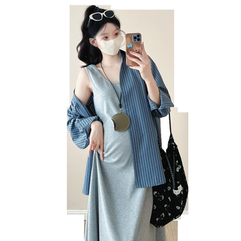 Grūtnieču divdāļu komplekts: svītrainā garā piedurknes krekls un vestes kleita