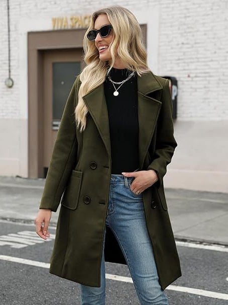 Női karcsúsított, kétsoros gombos zakó poliészter anyagból, gallérral, hosszú ujjú