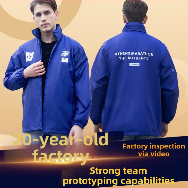 Леко пролетно-есенно спортно яке, едноцветно, със стойкова яка, без качулка, цип отпред, тънък плат, странични джобове